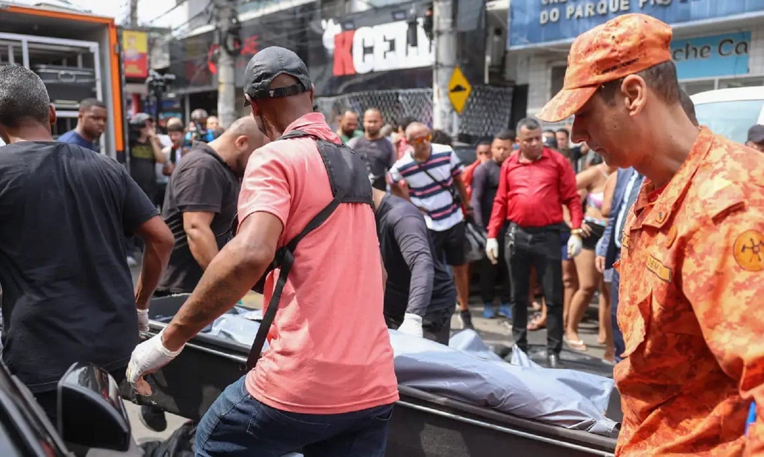 Retirada dos corpos em megaoperação