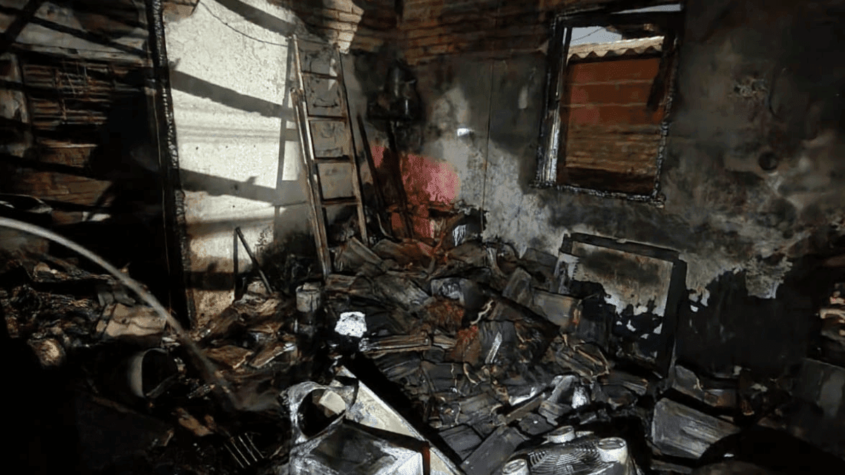Idoso acamado é resgatado após incêndio atingir uma casa em São José dos Campos