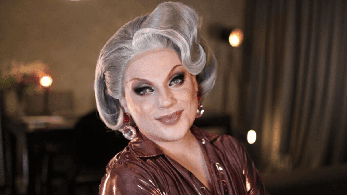 Lorelay Fox rebate fãs gays de Claudia Leitte