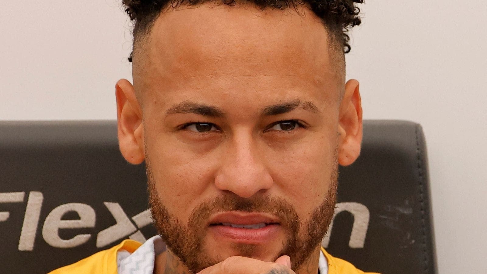 Neymar no banco em jogo do Santos