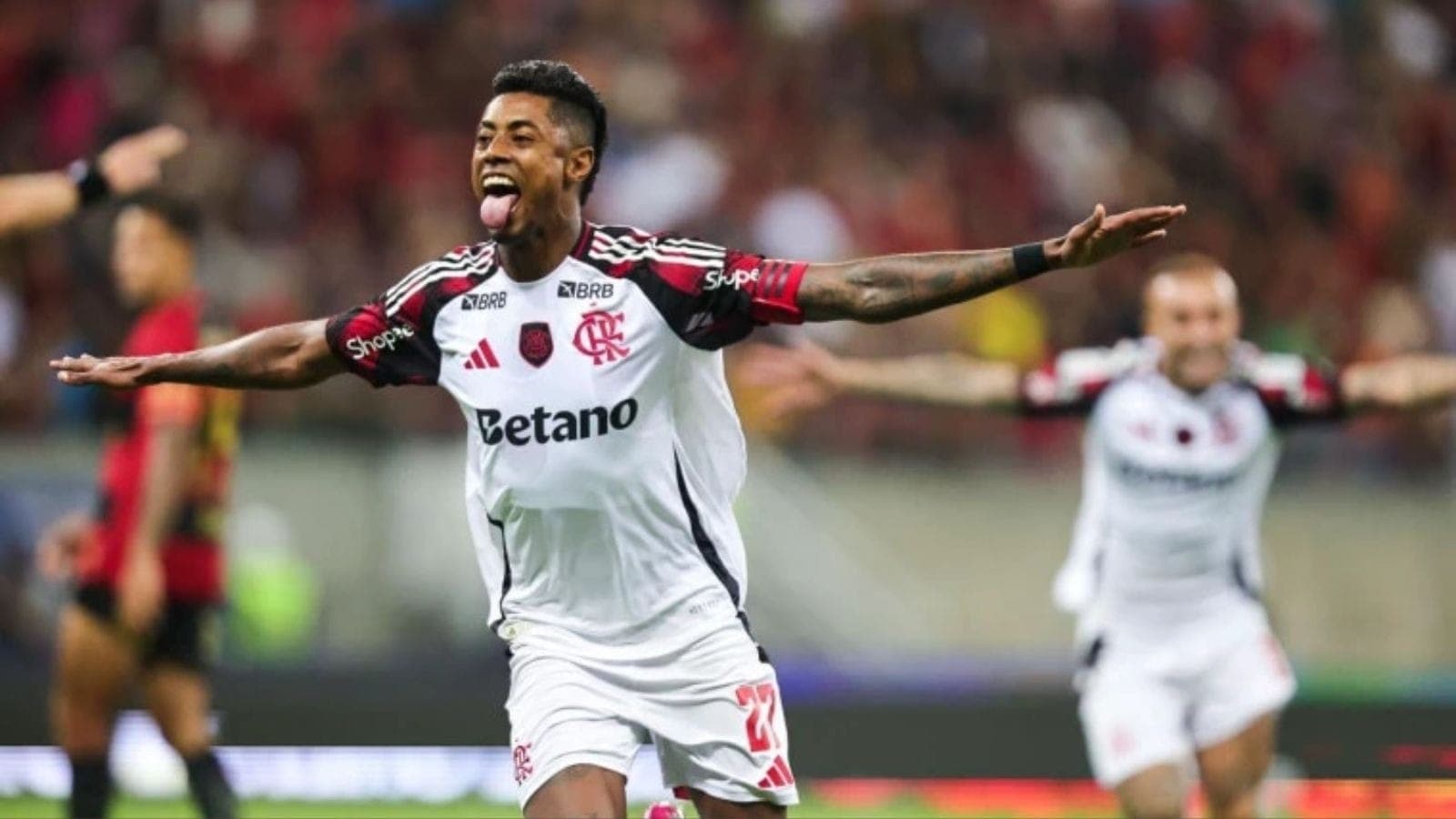 Bruno Henrique comemora na goleada do Mengão