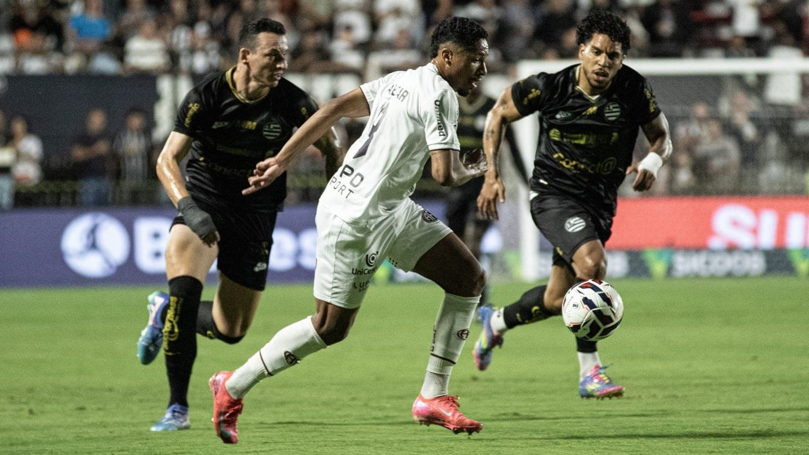 Athletic (de preto), Botafogo-SP e Ferroviária (de branco) lutam contra o rebaixamento na última rodada