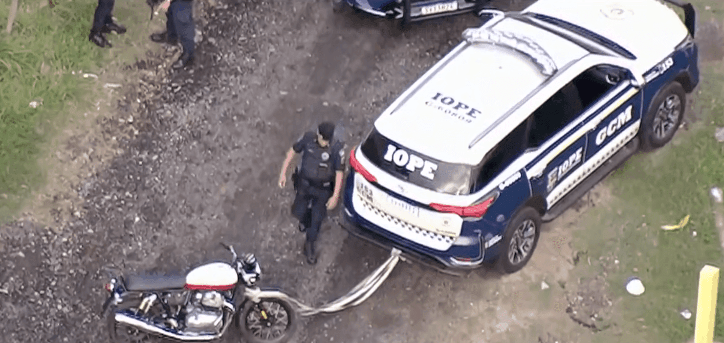 Homem abandona moto após perseguição policial