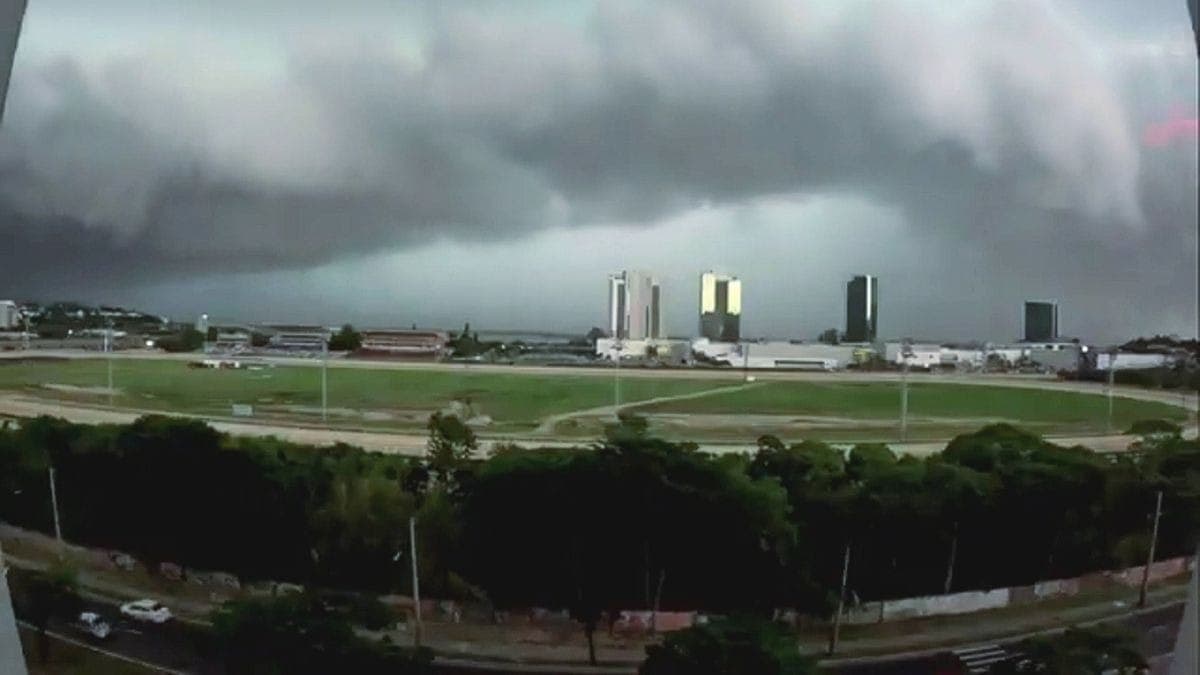 Alerta de tempestade permanece para a região até terça-feira (2)