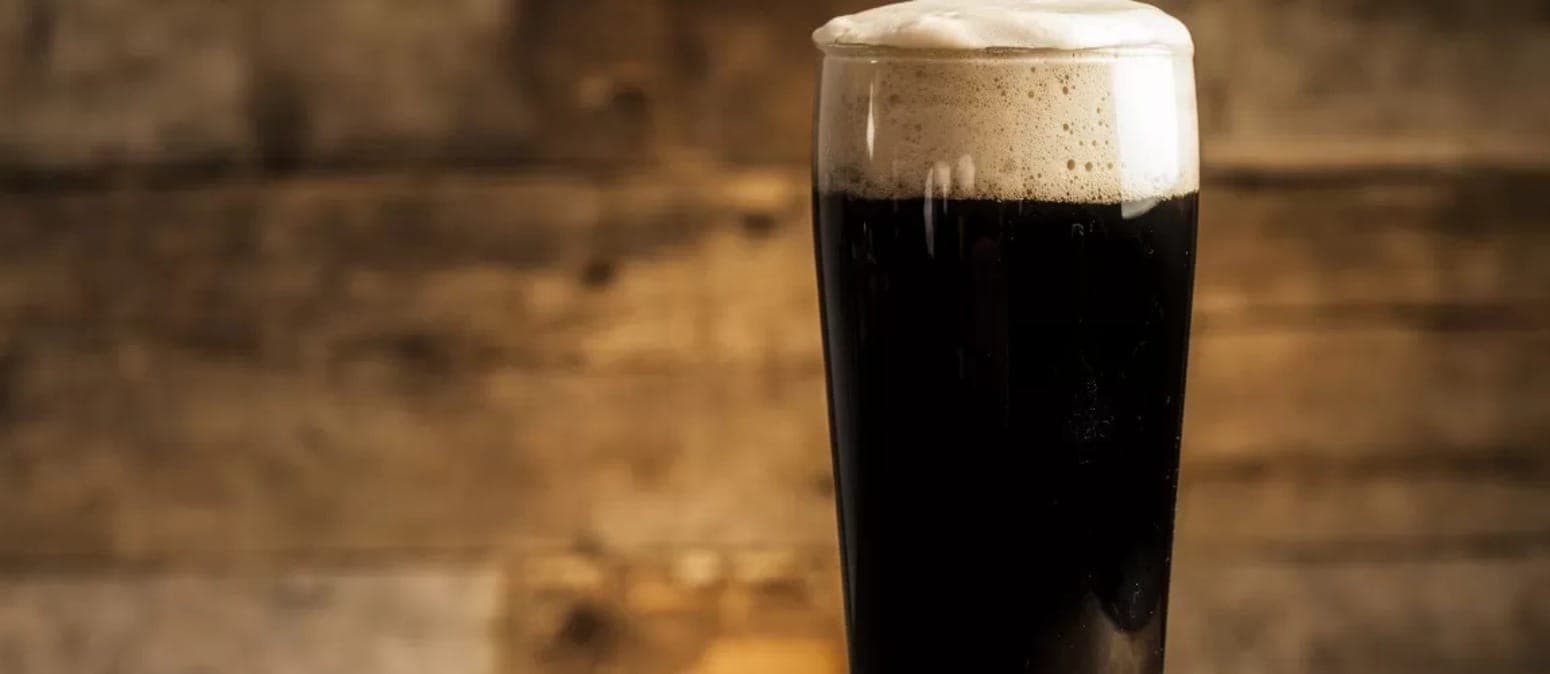 Cerveja escura brasileira supera internacionais