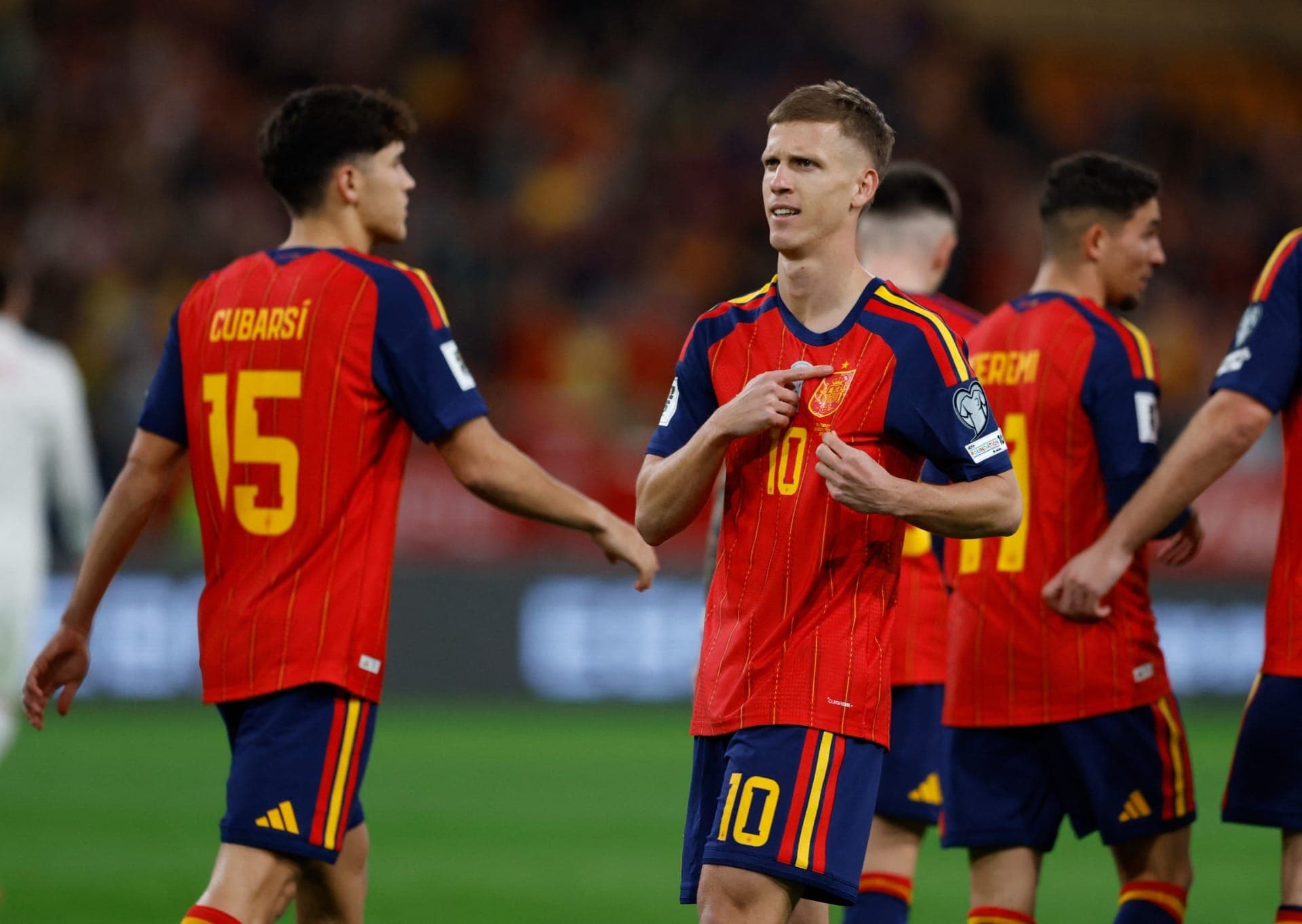 Dani Olmo comemora gol da Espanha