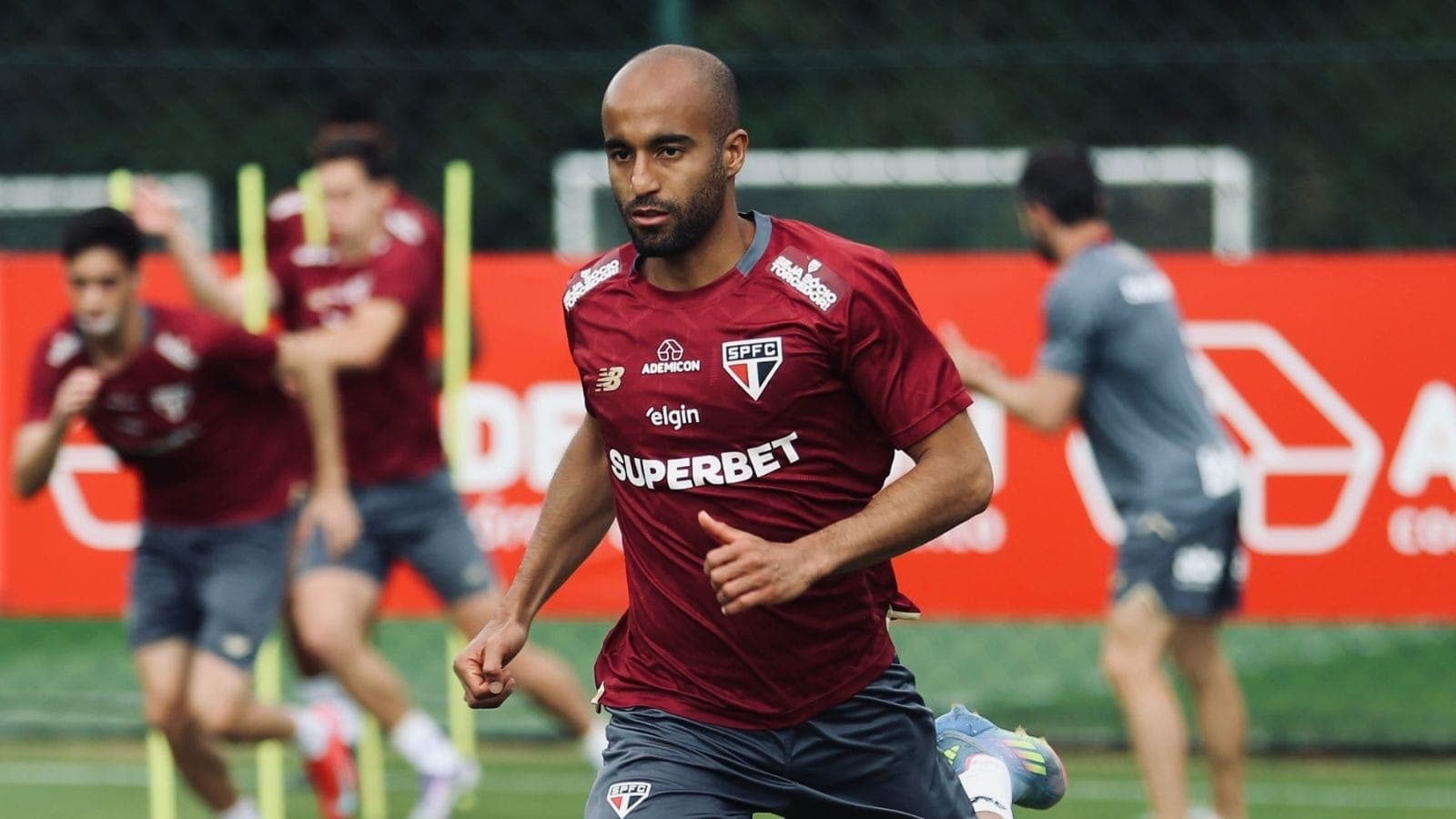 Lucas Moura durante treino do São Paulo