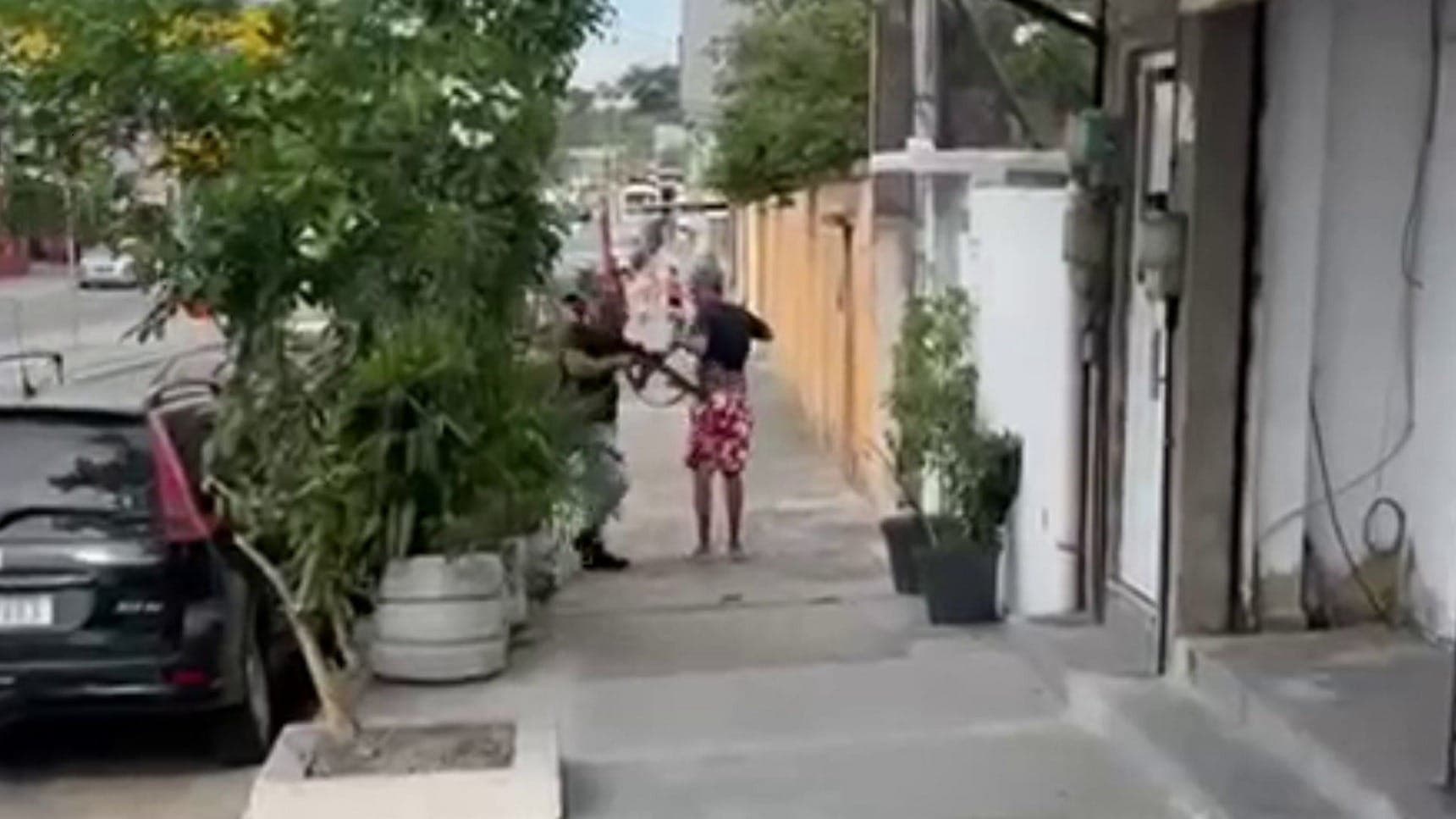 Vídoe mostra abordagem policial