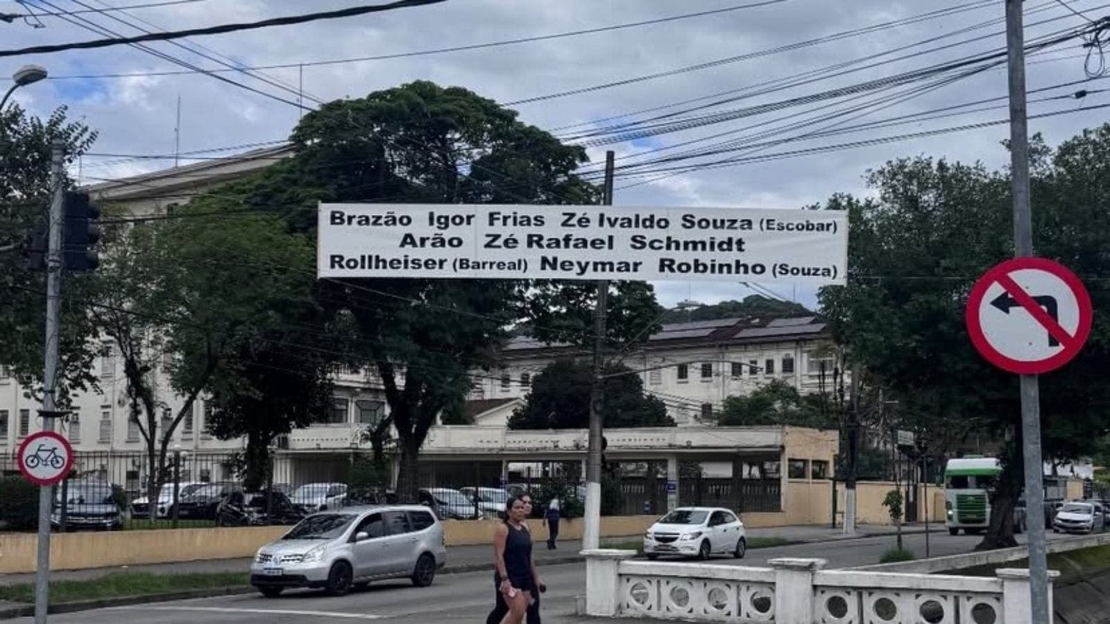 Faixa com dica de escalação do Santos