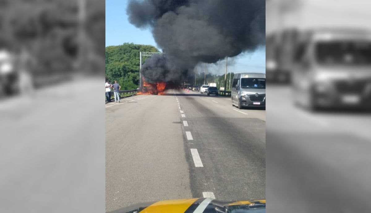 Caos na Dutra: Caminhão pega fogo e causa lentidão na Dutra em Jacareí