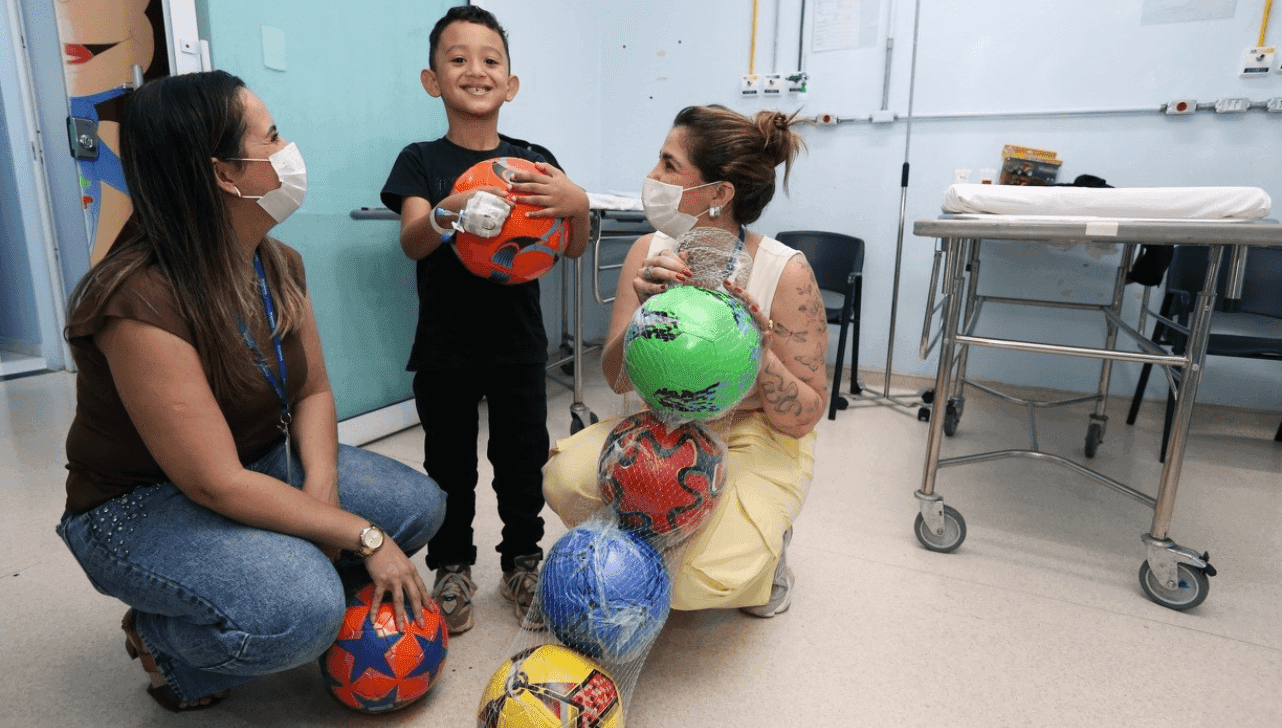 Com o tema: “Natal que acolhe: cuidar é o melhor presente”, a campanha de natal tem o objetivo de arrecadar brinquedos para as crianças internadas nas unidades hospitalares