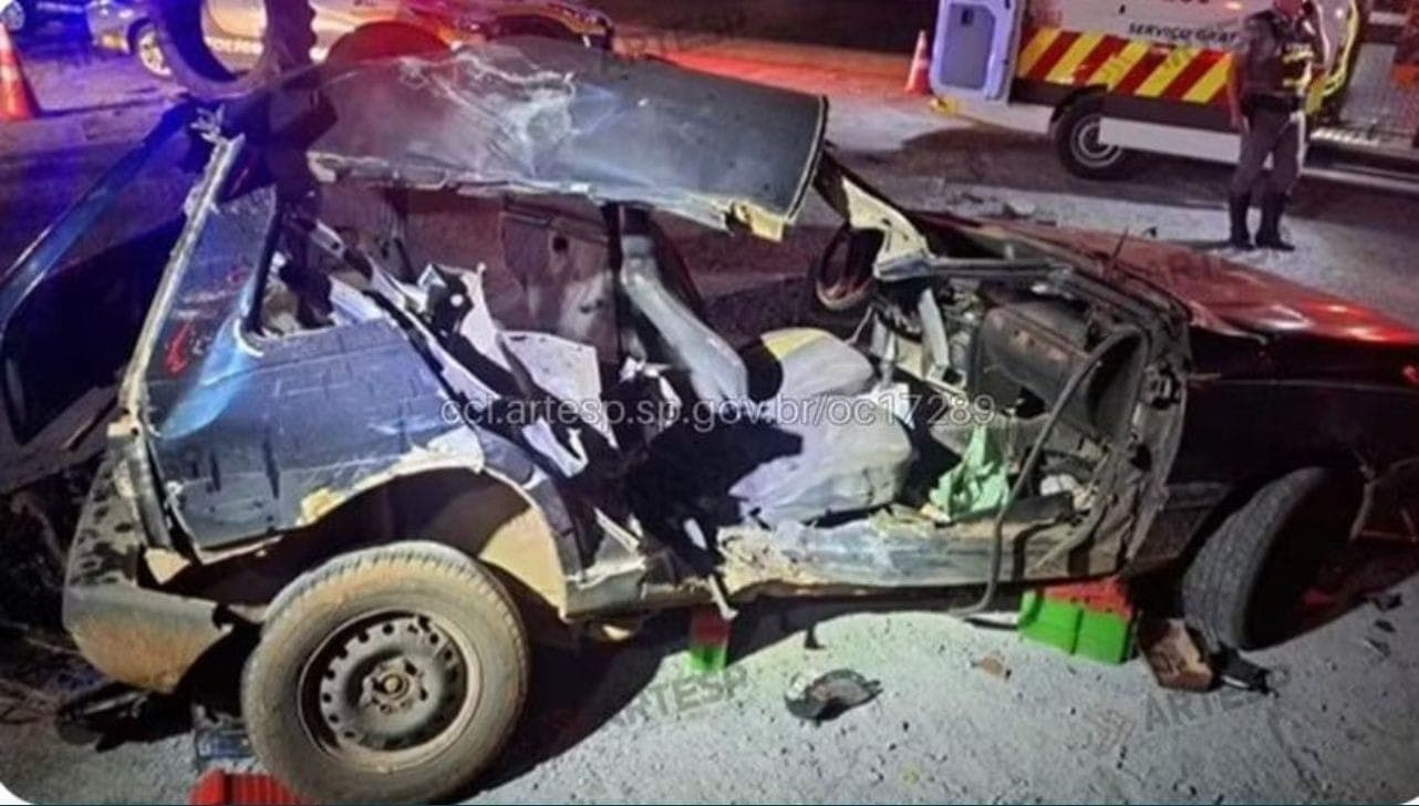 Carro ficou destruído