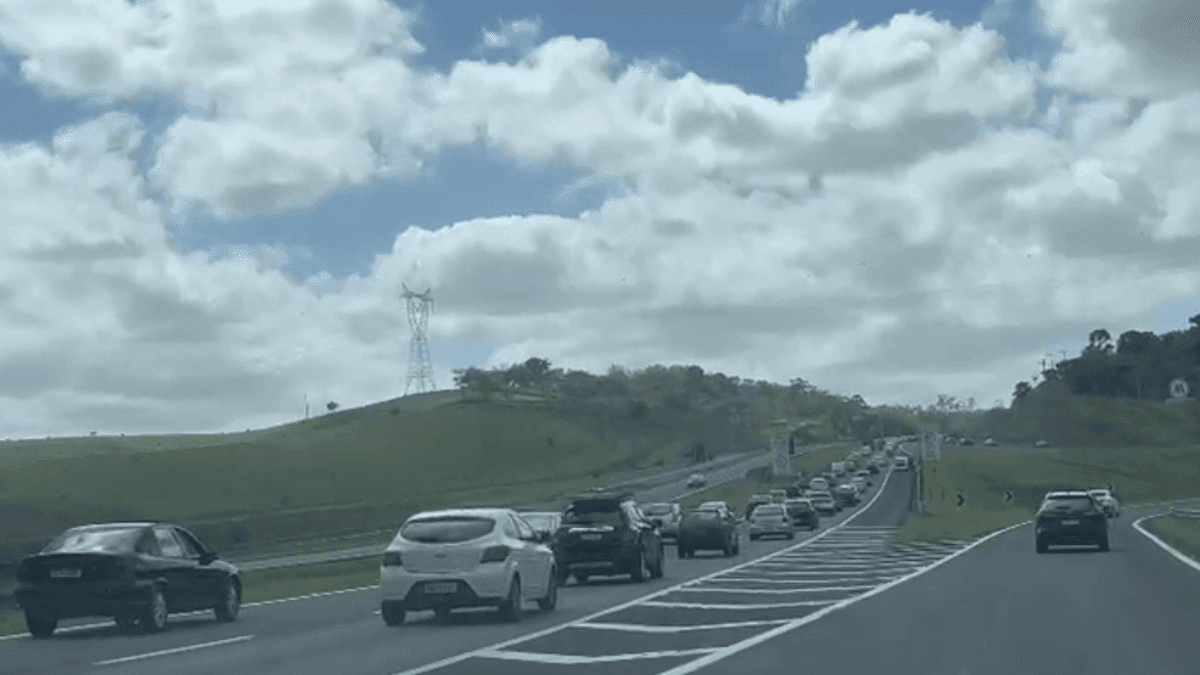 Estradas do Vale do Paraíba registram congestionamento durante o feriado