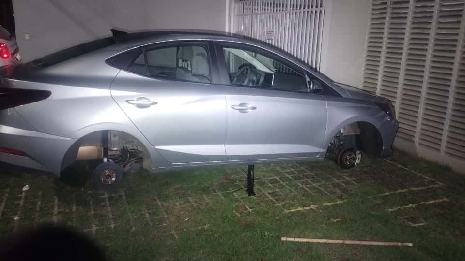 HB20 tem suas rodas roubadas