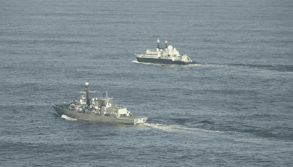 Navio russo em águas britânicas