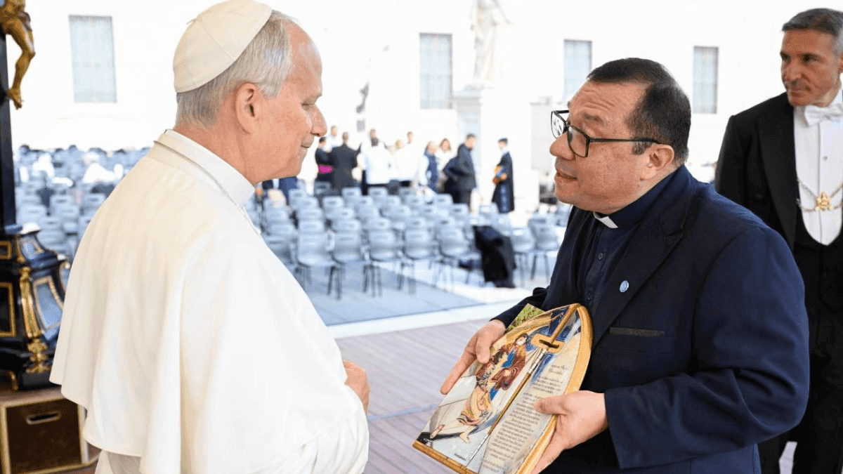 Presidente da Canção Nova cumprimenta e presenteia Papa Leão XIV