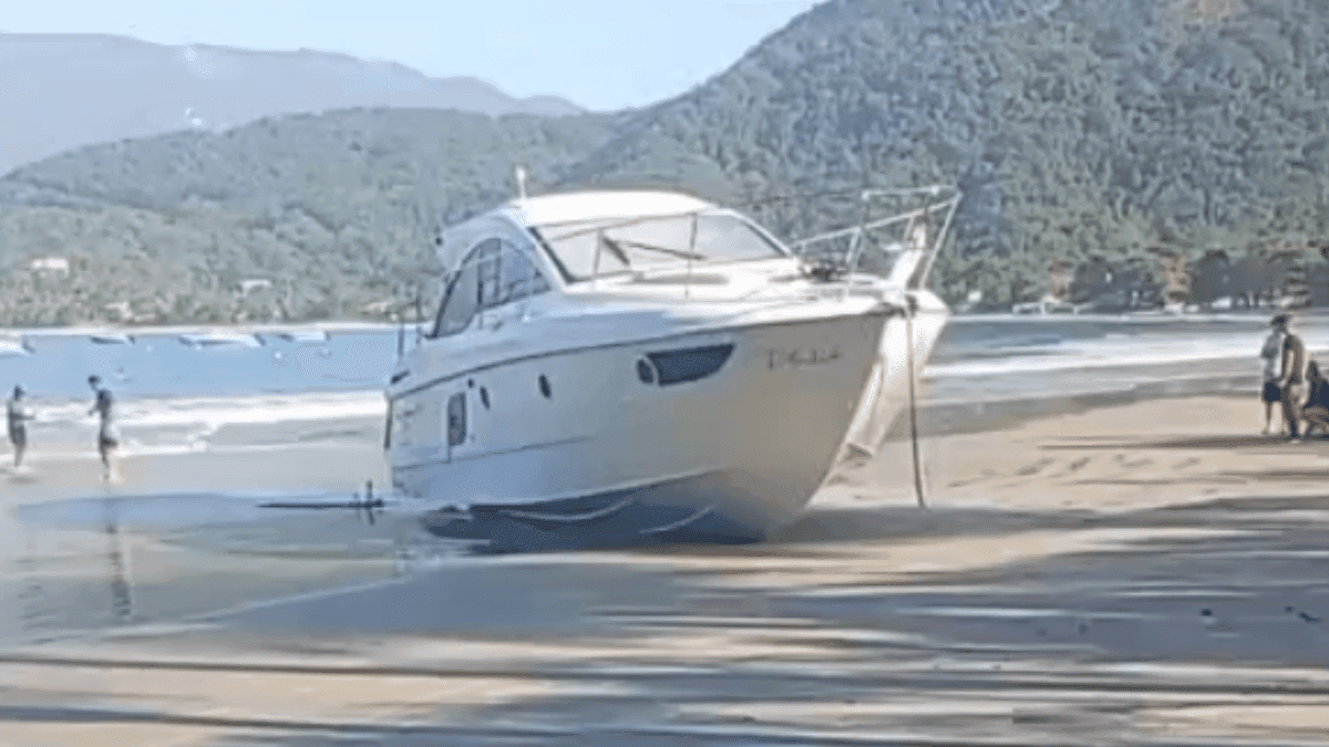 Embarcação encalha na Praia do Lázaro durante ressaca em Ubatuba