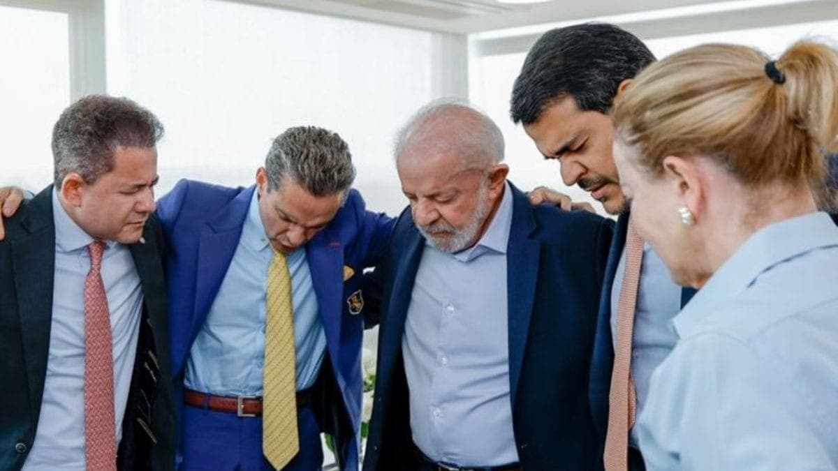 Lula ao lado de Jorge Messias durante uma oração 