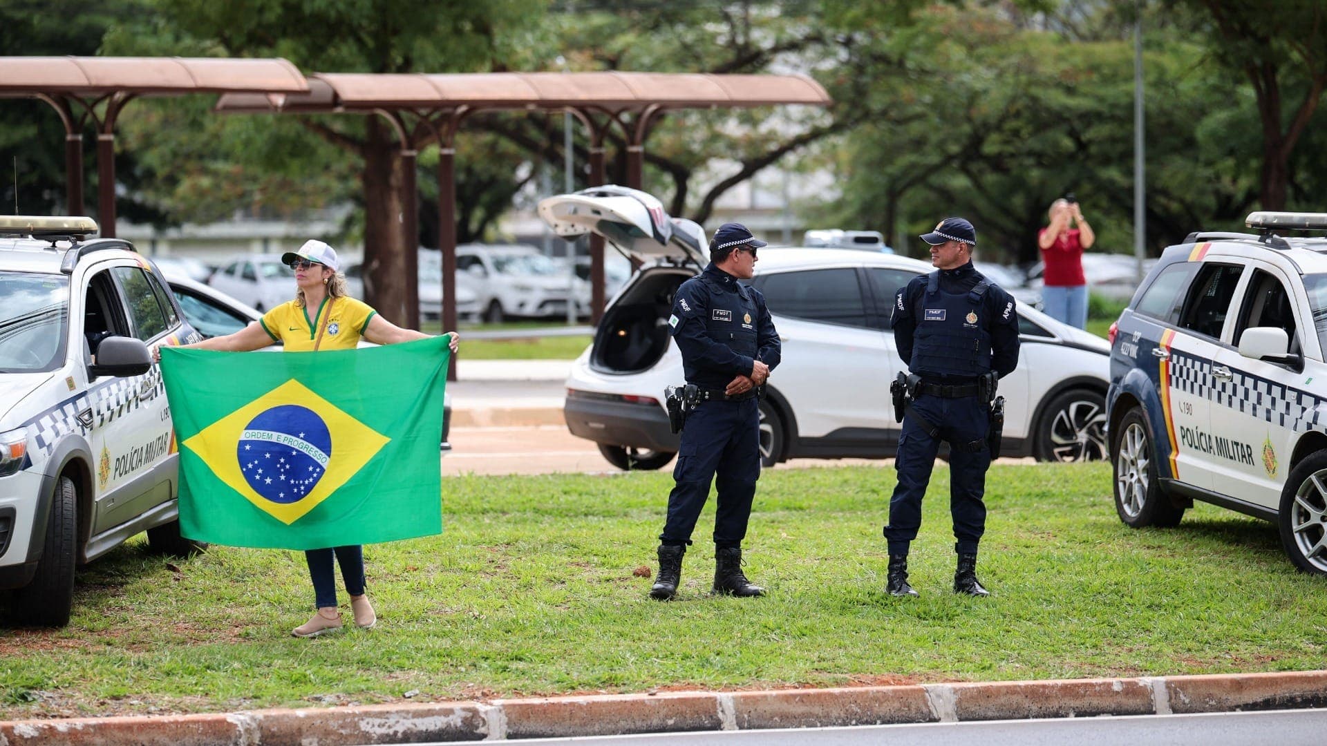 Apoiadora de Bolsonaro em frente à sede da PF