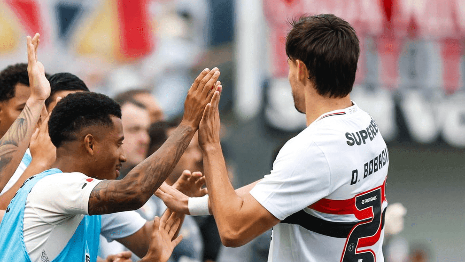 Bobadilla comemorando gol com os companheiros