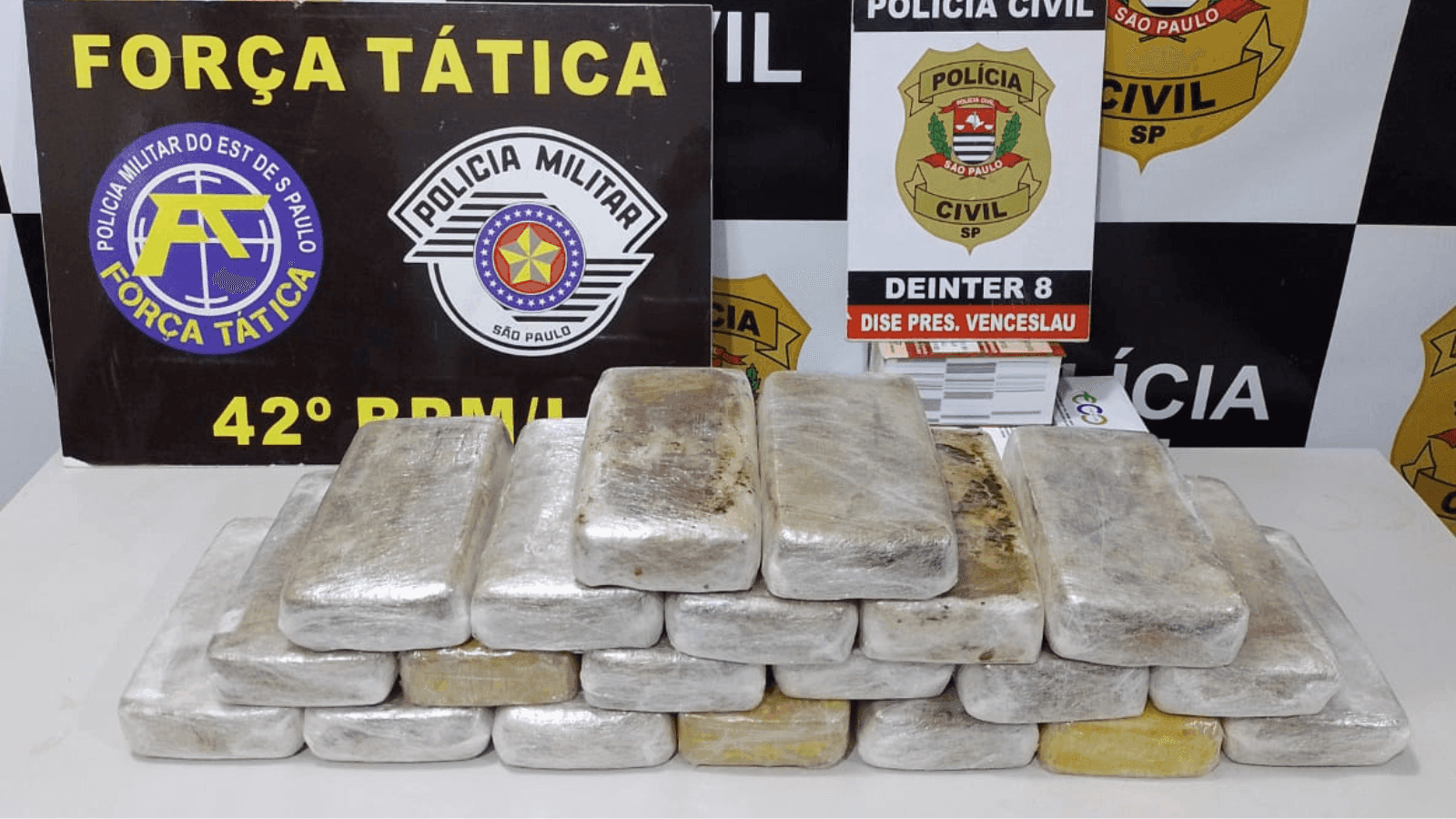 A droga estava escondida dentro de um ônibus