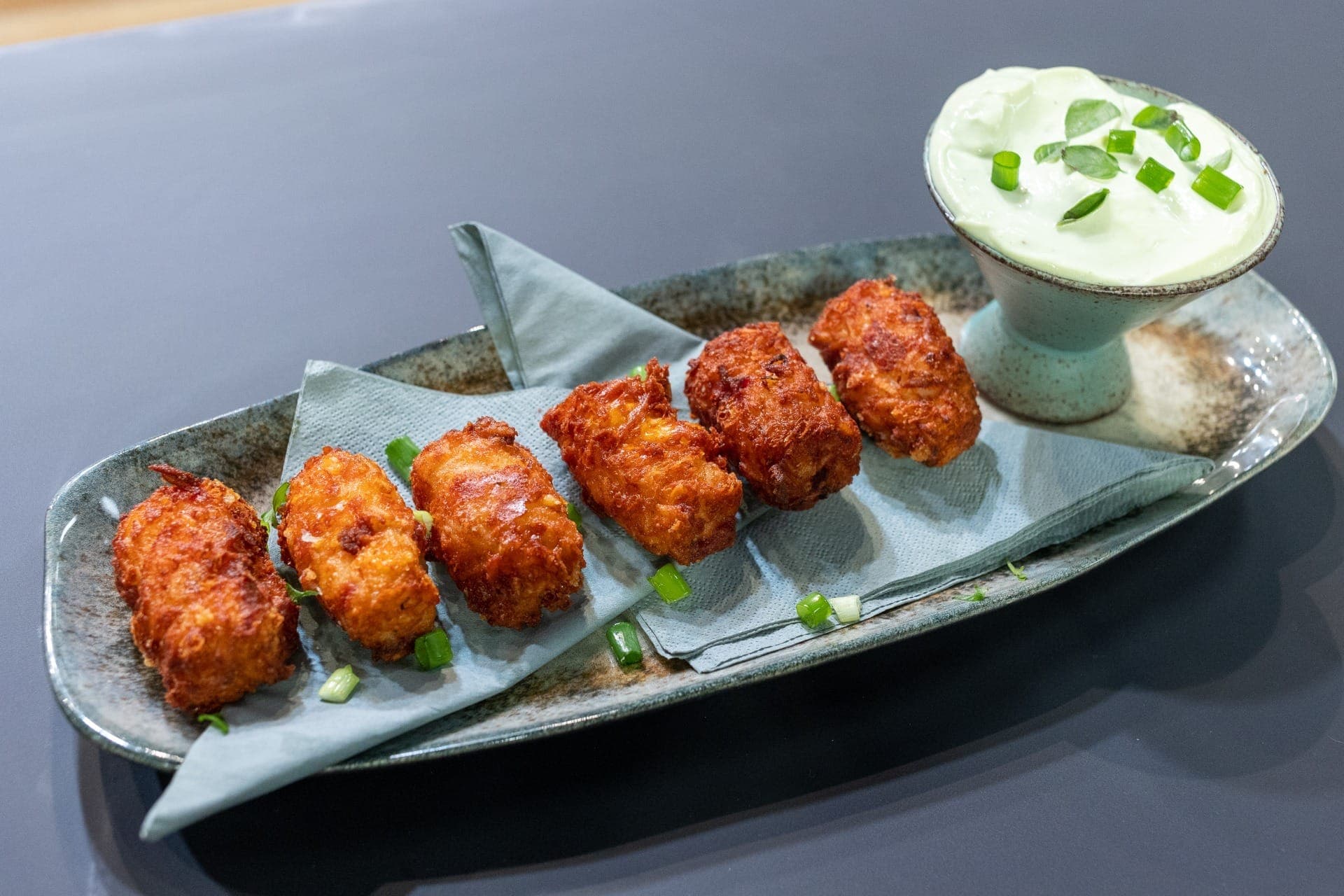 Bolinho de arroz com maionese de ervas