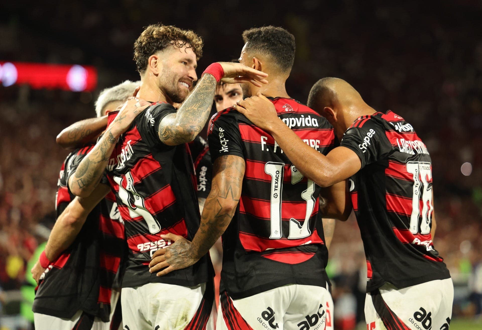 Elenco do Flamengo comemora gol contra o Santos