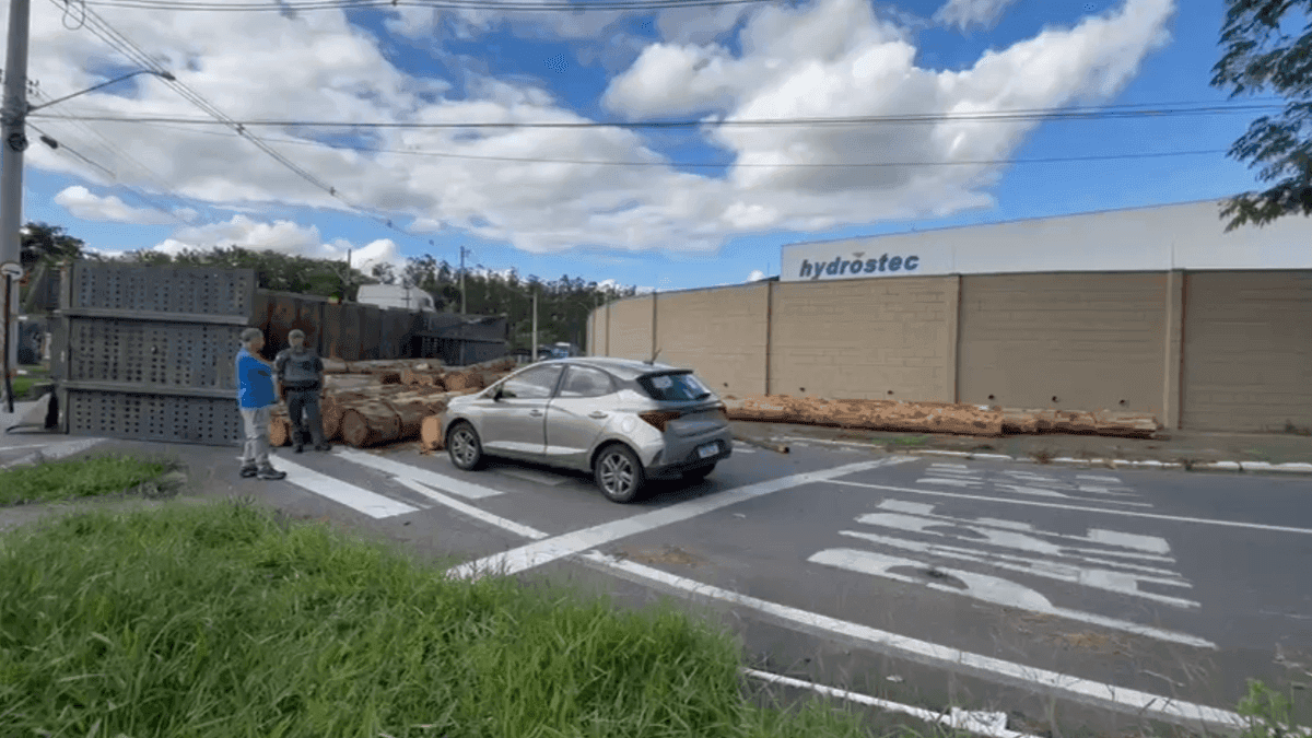 Carga de madeiras se desprende de caminhão e tomba sobre carro em Taubaté