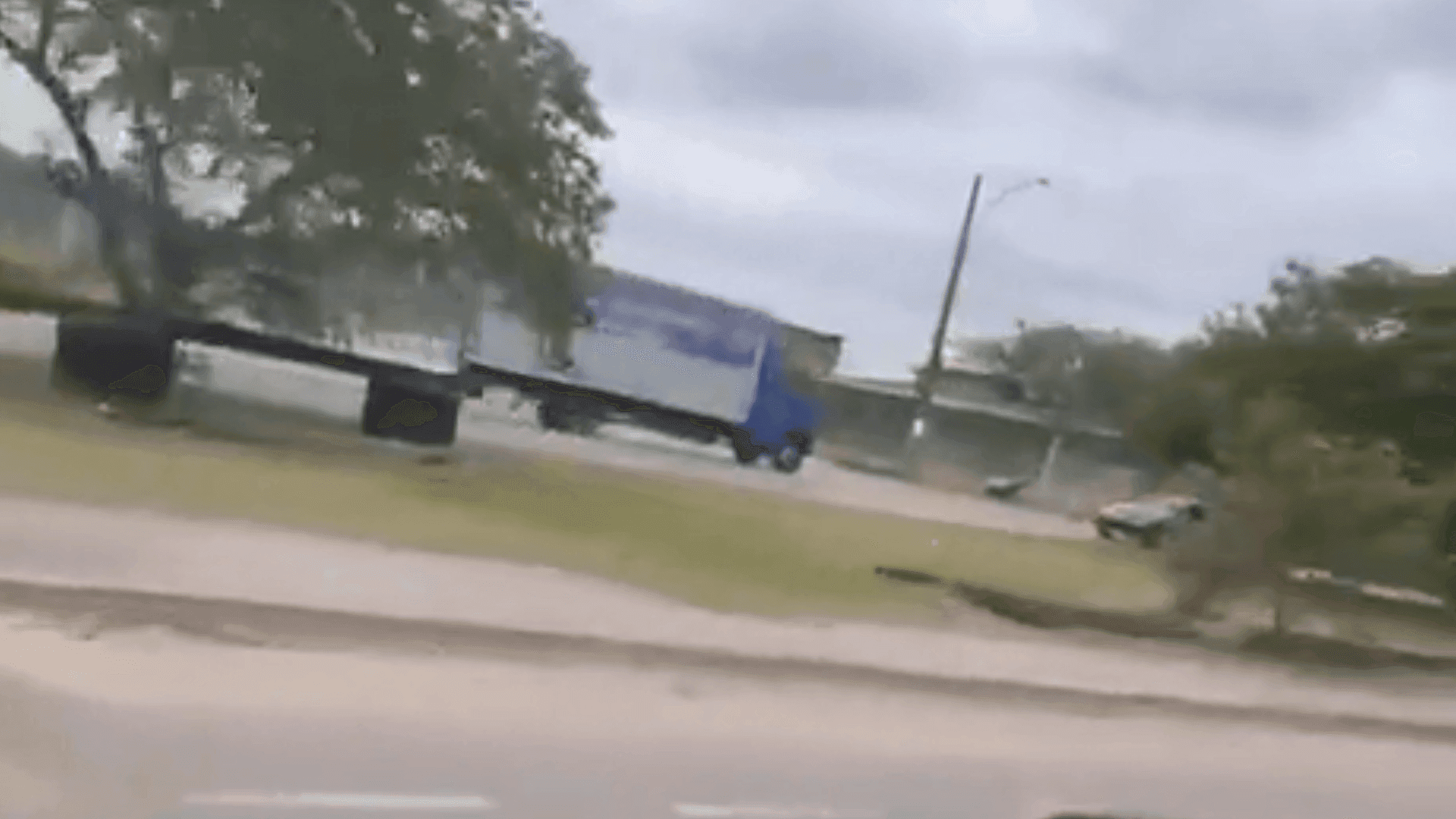 Caminhão antes de acidente em Guaratiba