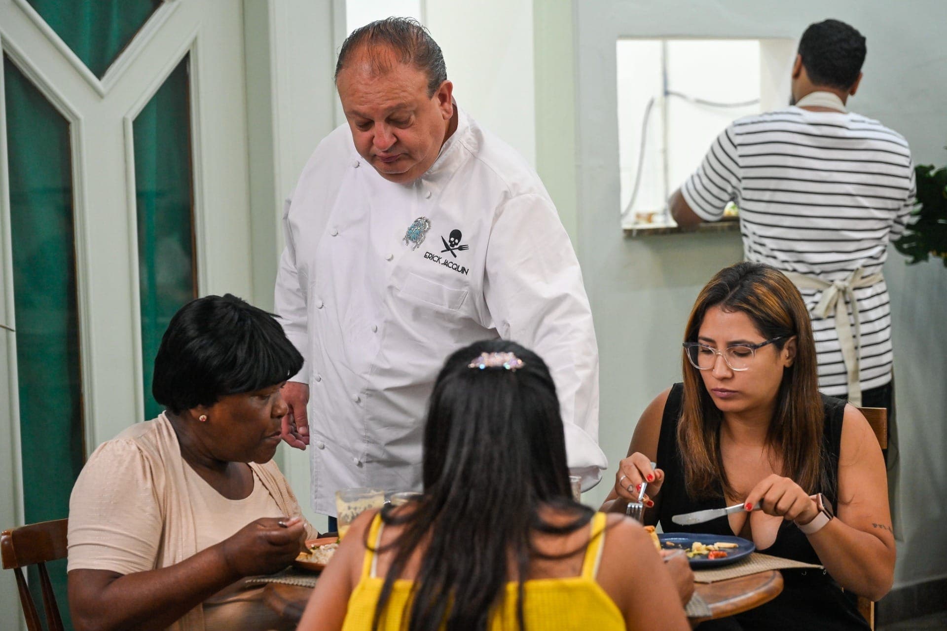 Jacquin com os clientes em Pesadelo na Cozinha