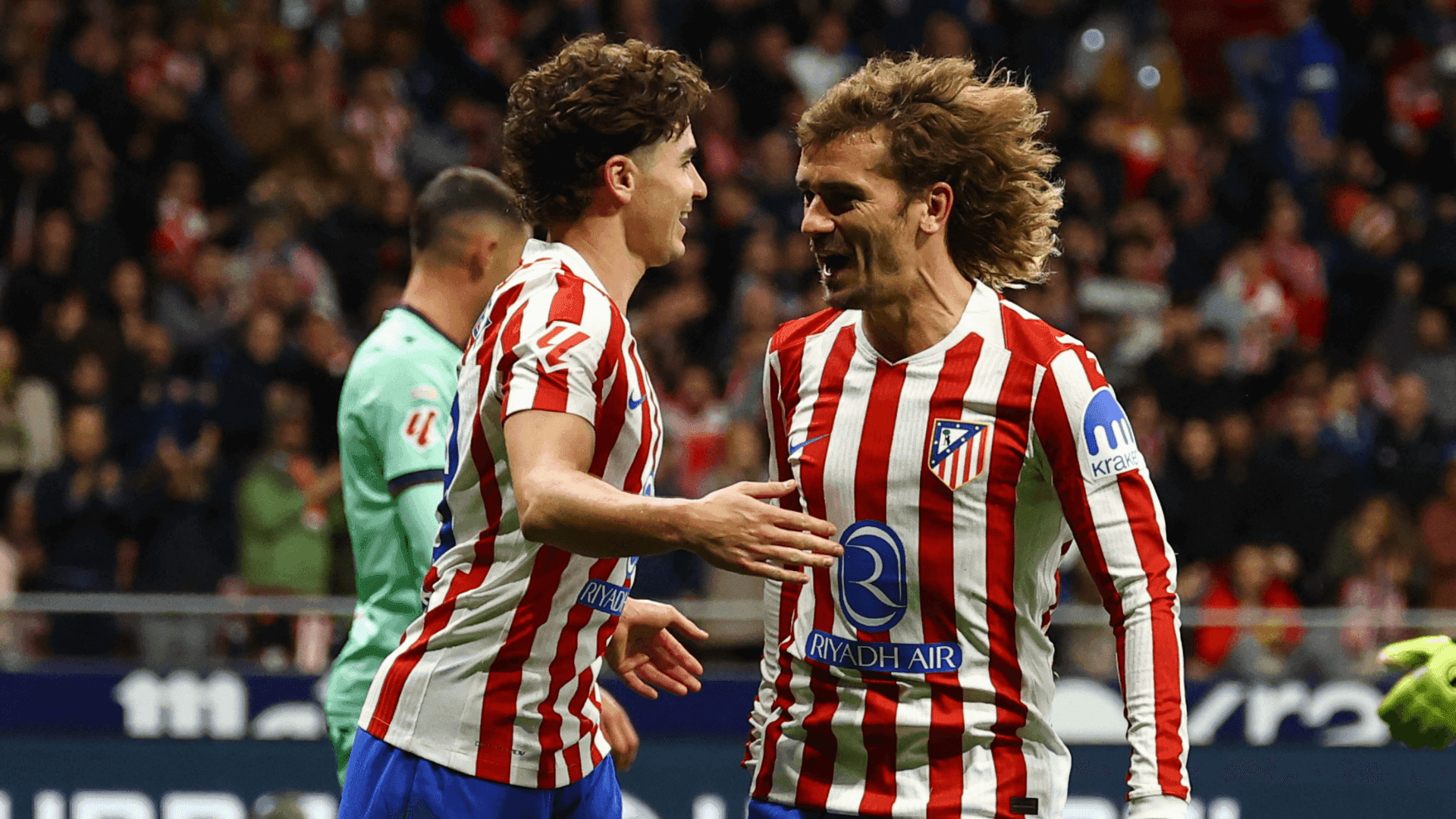 Julian Alvarez e Griezmann comemorando gol
