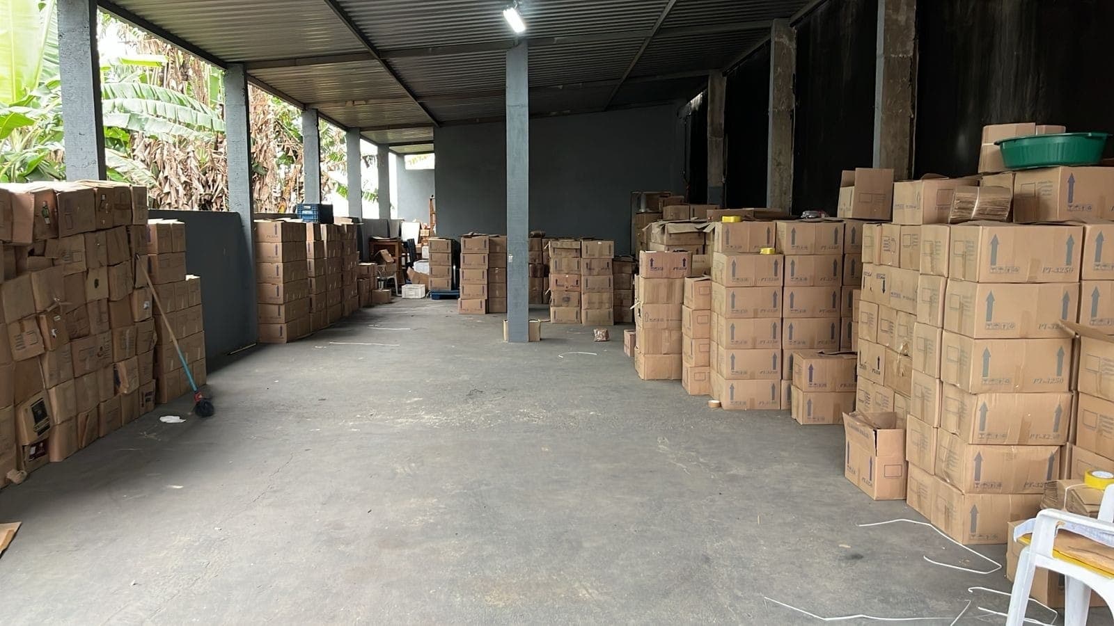Mercadoria em fábrica clandestina 