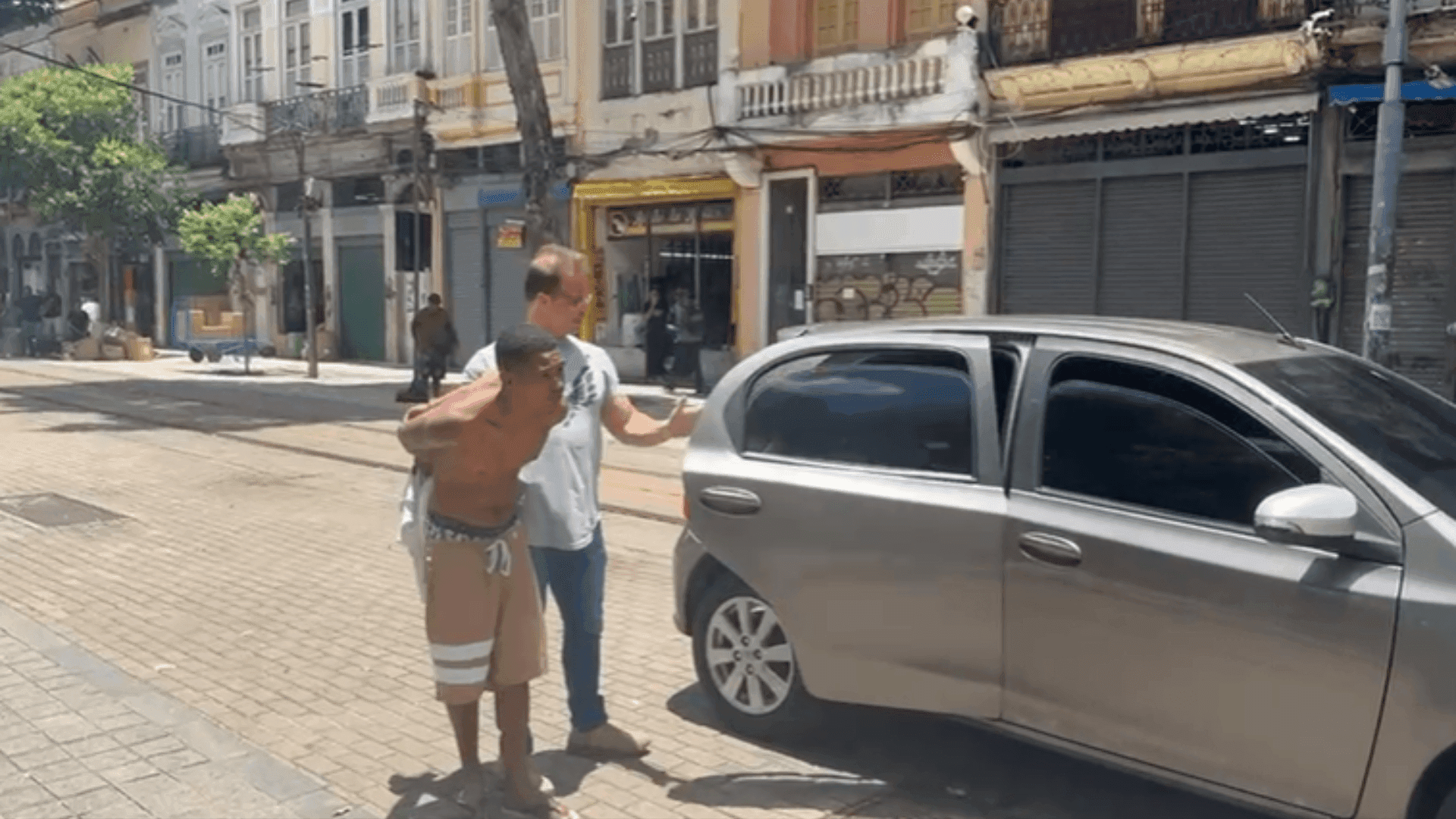 Chefe da gangue da bicicleta sendo deitdo