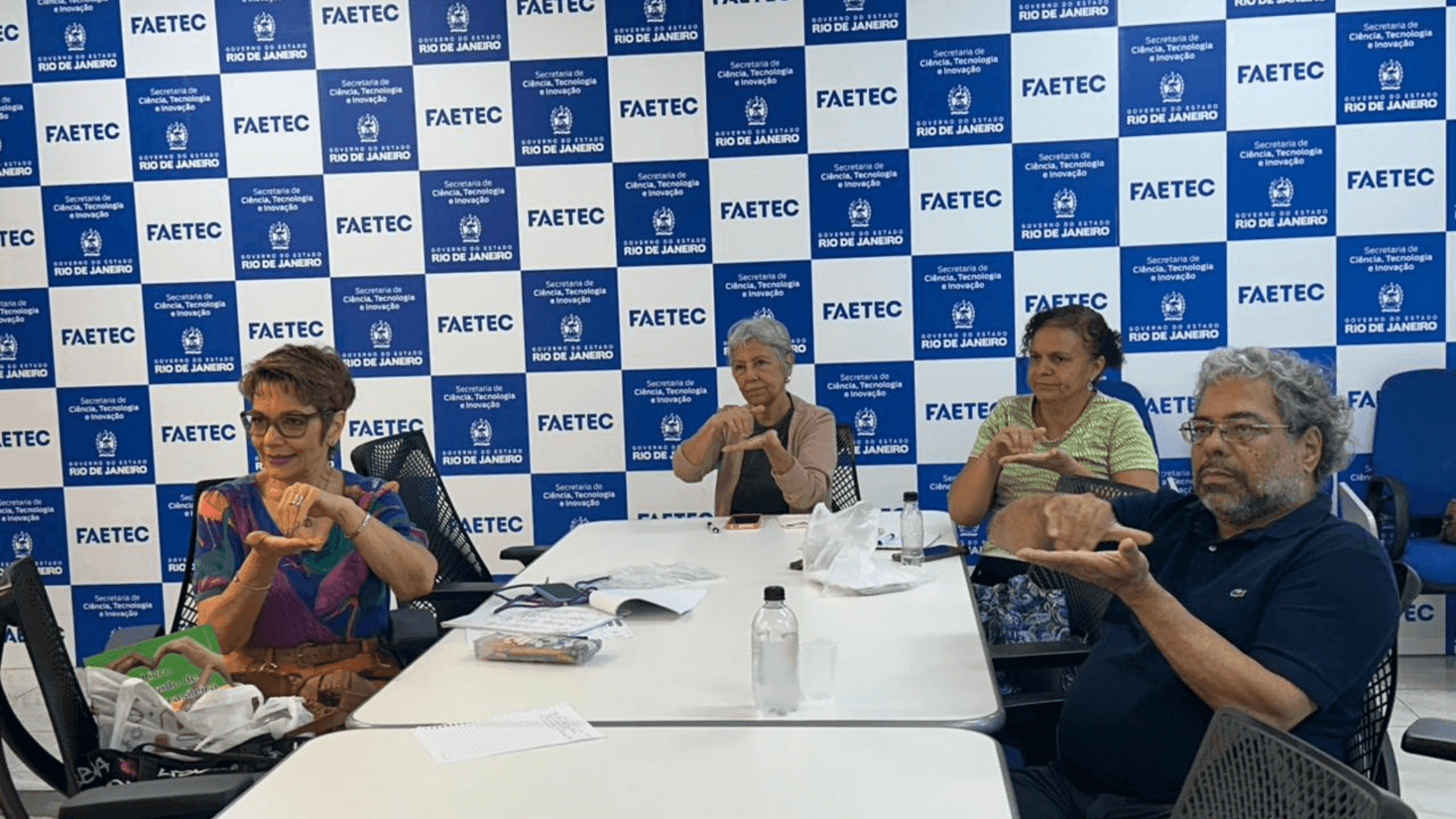 Curso da Faetec de linguagem de sinais