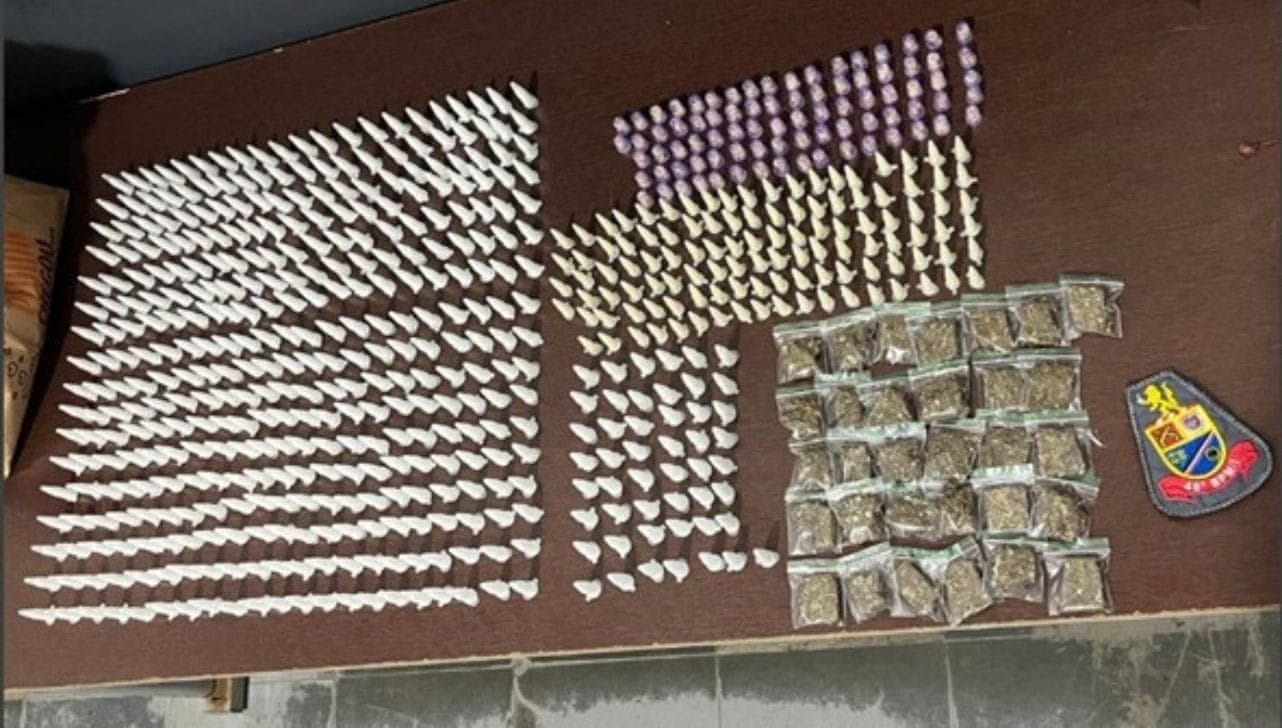 Drogas encontradas são apreendidas 