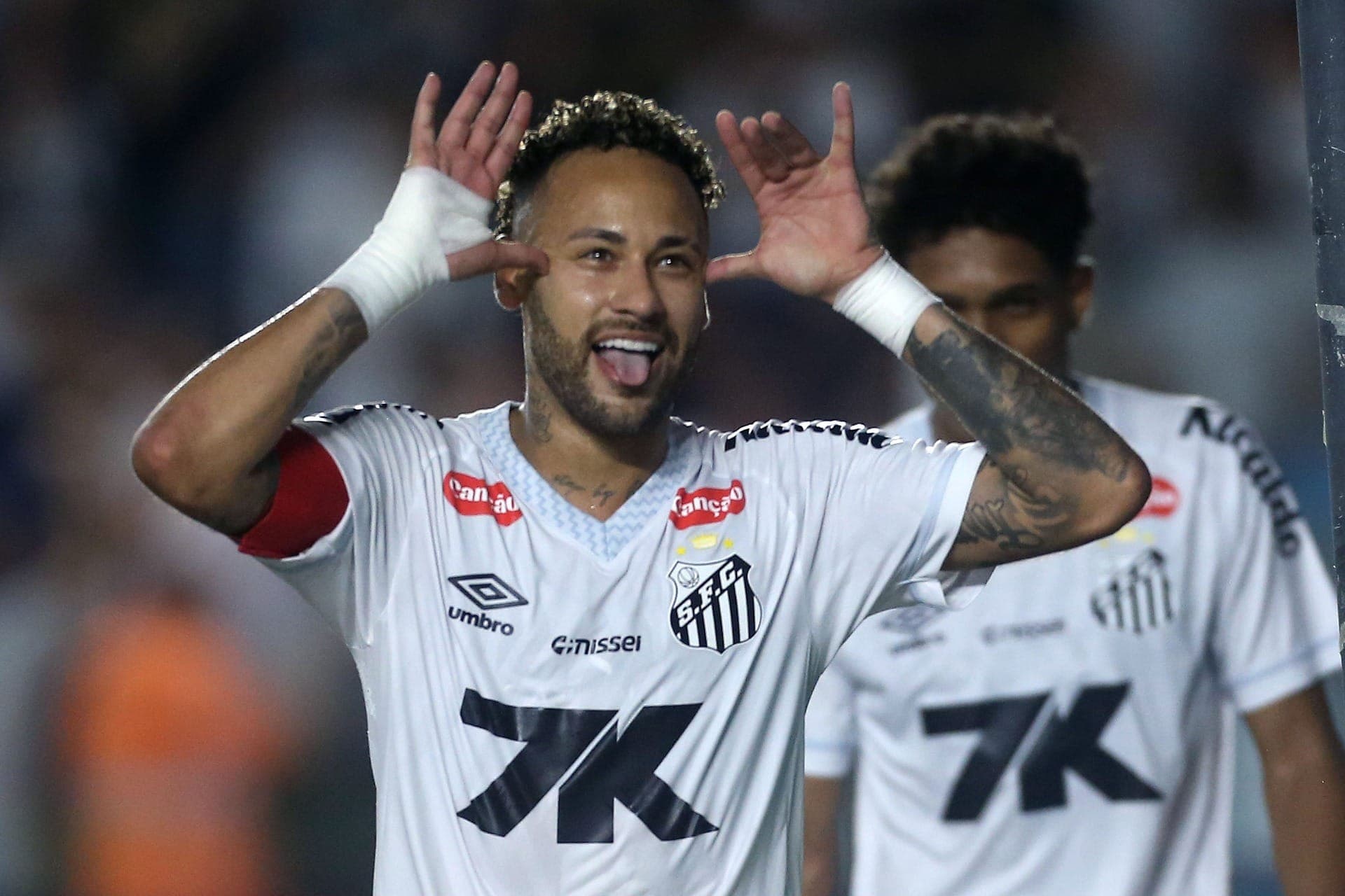Neymar comemora gol contra o Sport
