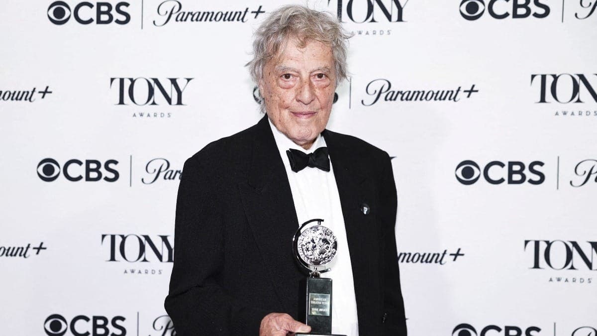 Tom Stoppard posa com um Tony Awards em 2023