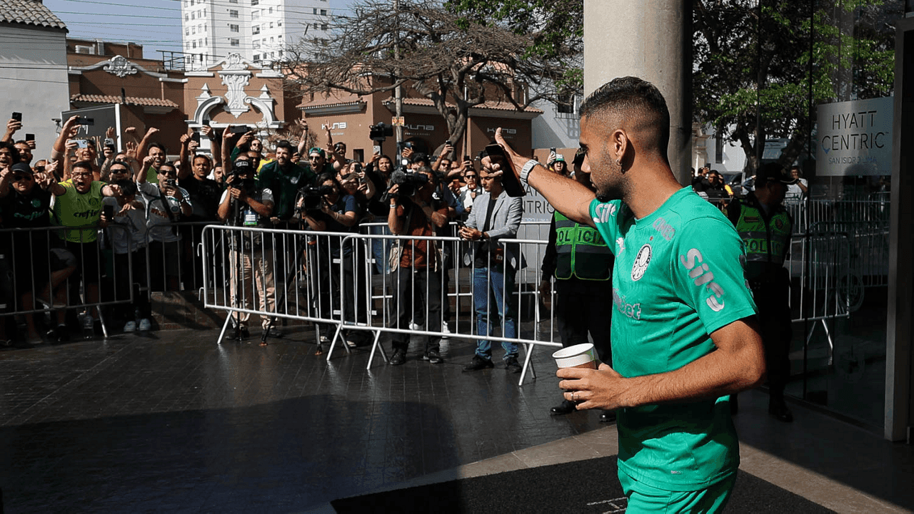 Torcedores recepcionam o Palmeiras no hotel