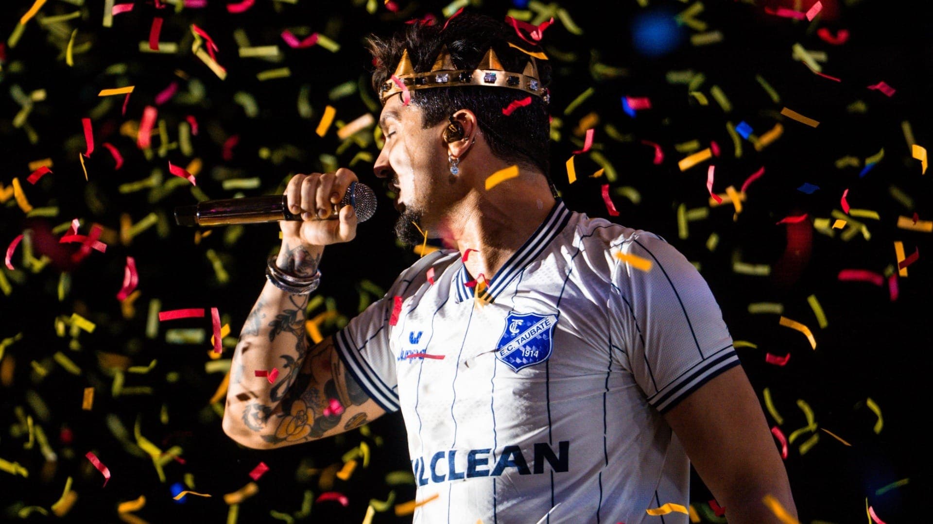 Luan Santana veste camisa Taubaté