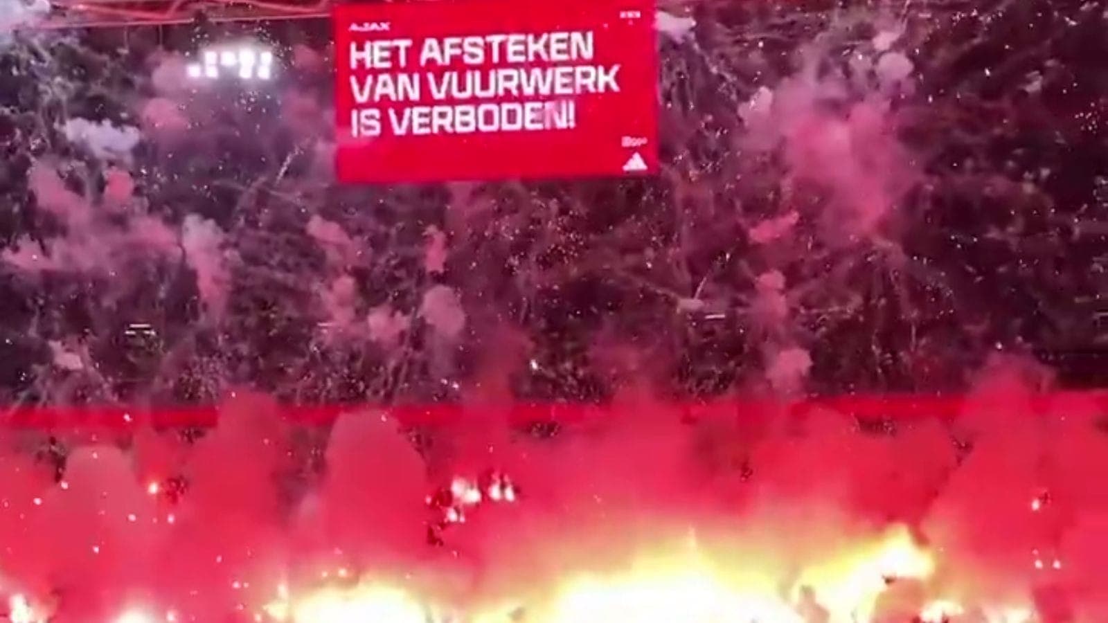 Show pirotécnico da torcida do Ajax