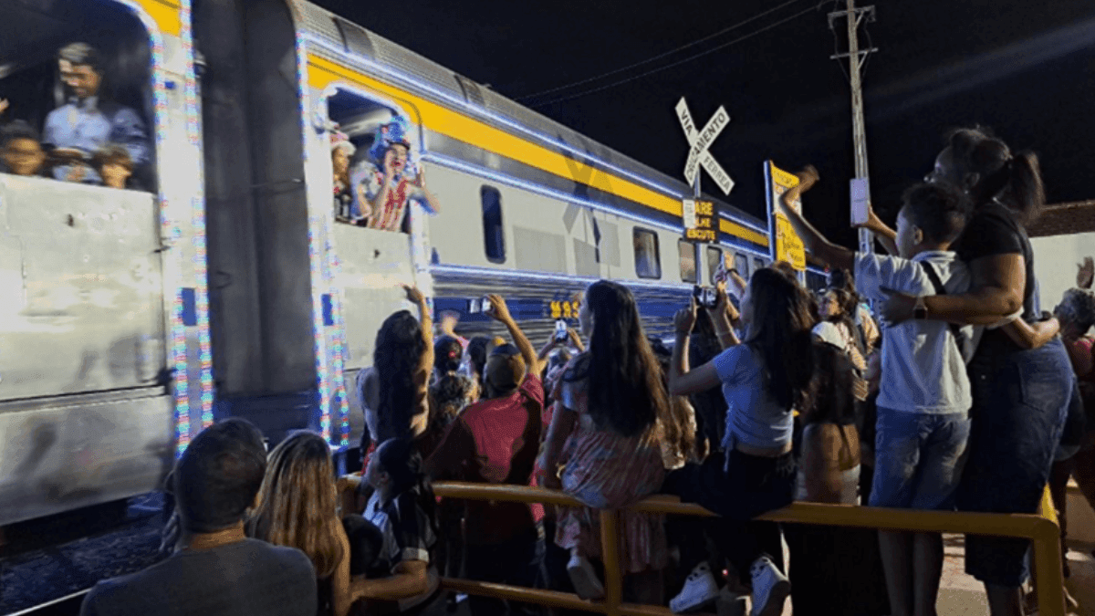 Trem iluminado de Natal leva magia natalina aos trilhos de cidades do Vale do Paraíba