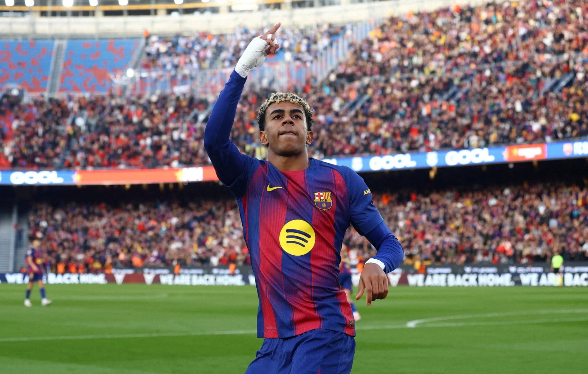 Yamal comemora gol do Barcelona pelo Espanhol