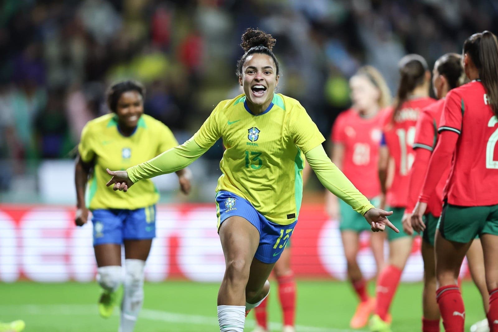 Isabela comemora quarto gol do Brasil