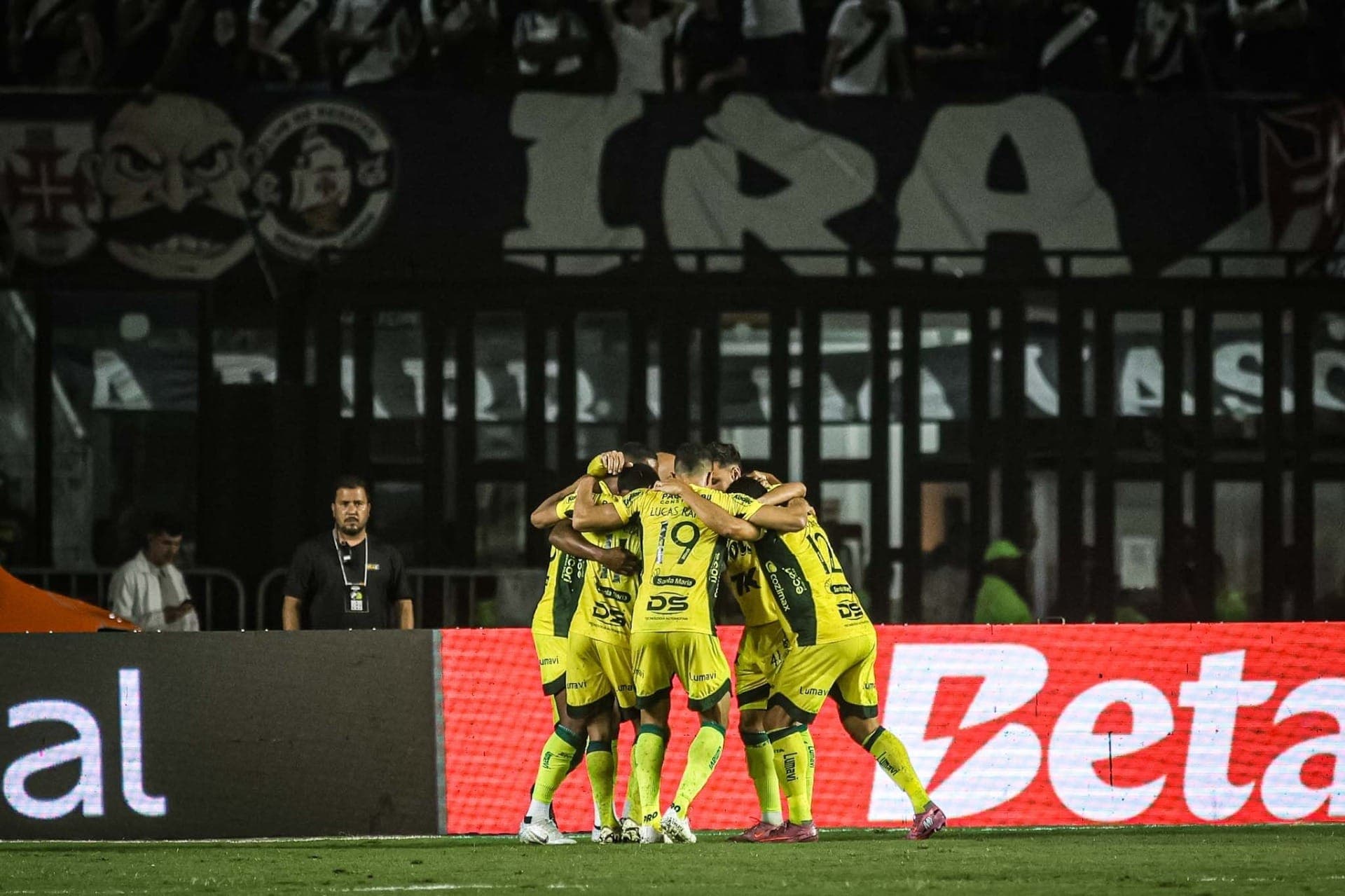 Mirassol comemora a vitória contra o Vasco