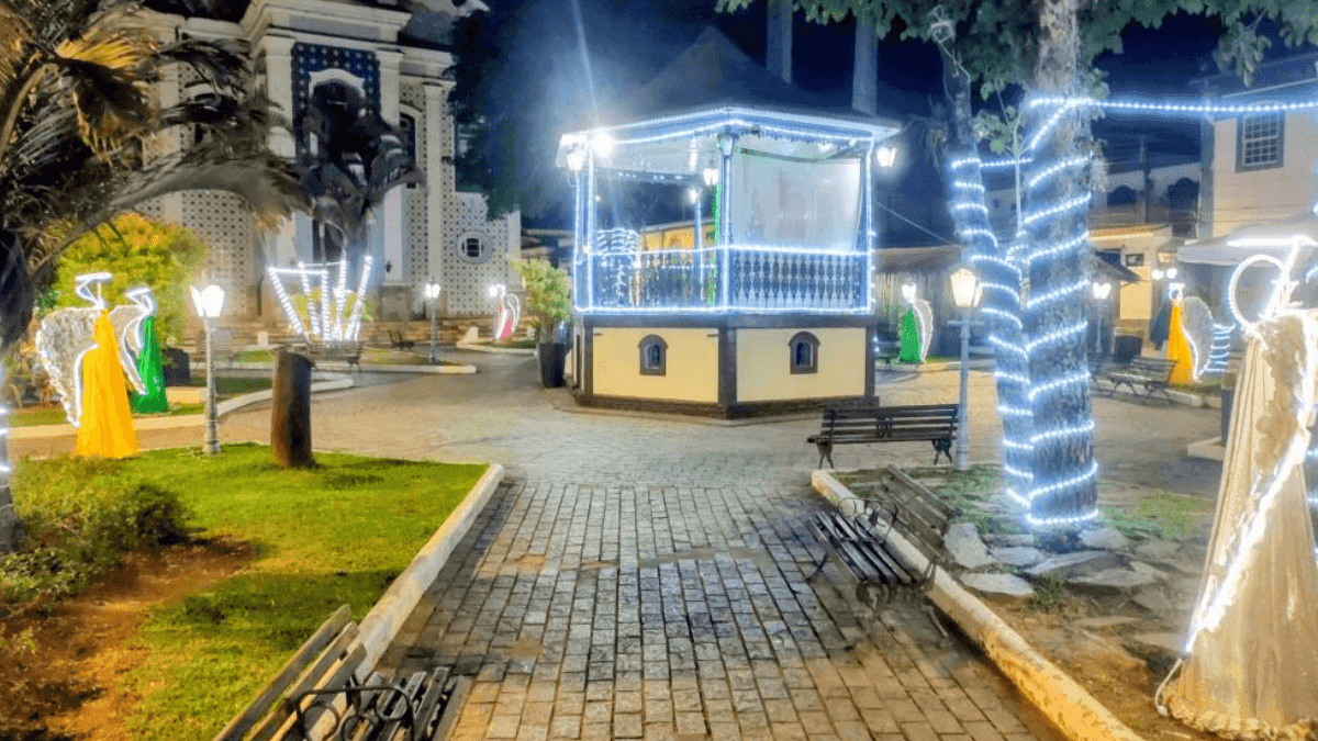 Paraibuna inaugura Presépio e Iluminação de Natal na Praça da Matriz