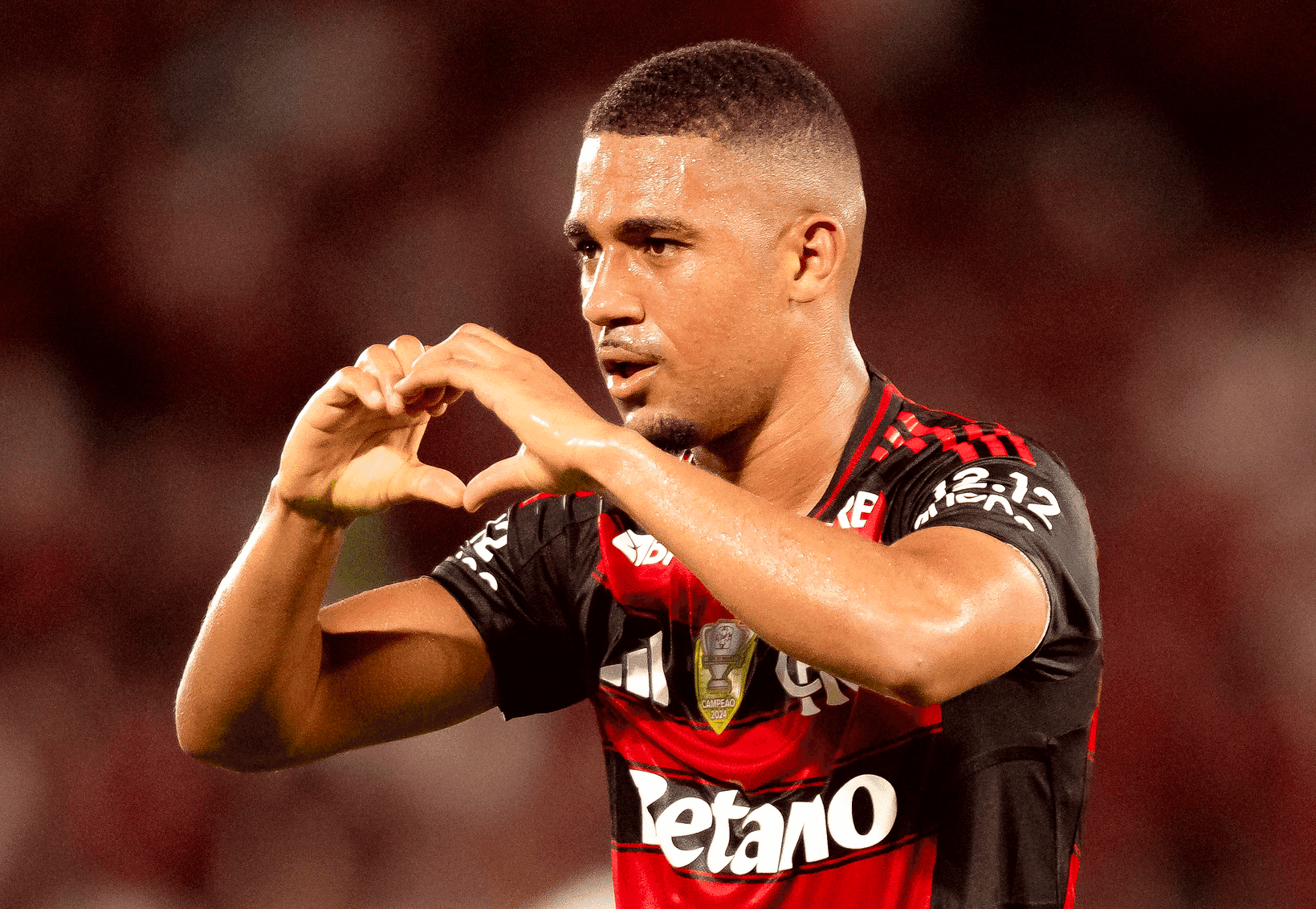 Samuel Lino faz coração para "pessoa especial"