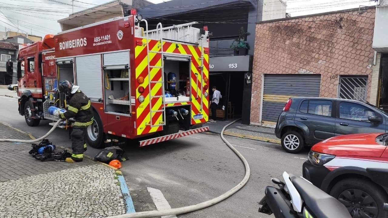 Vazamento de gás causa incêndio em restaurante no centro de Caraguatatuba