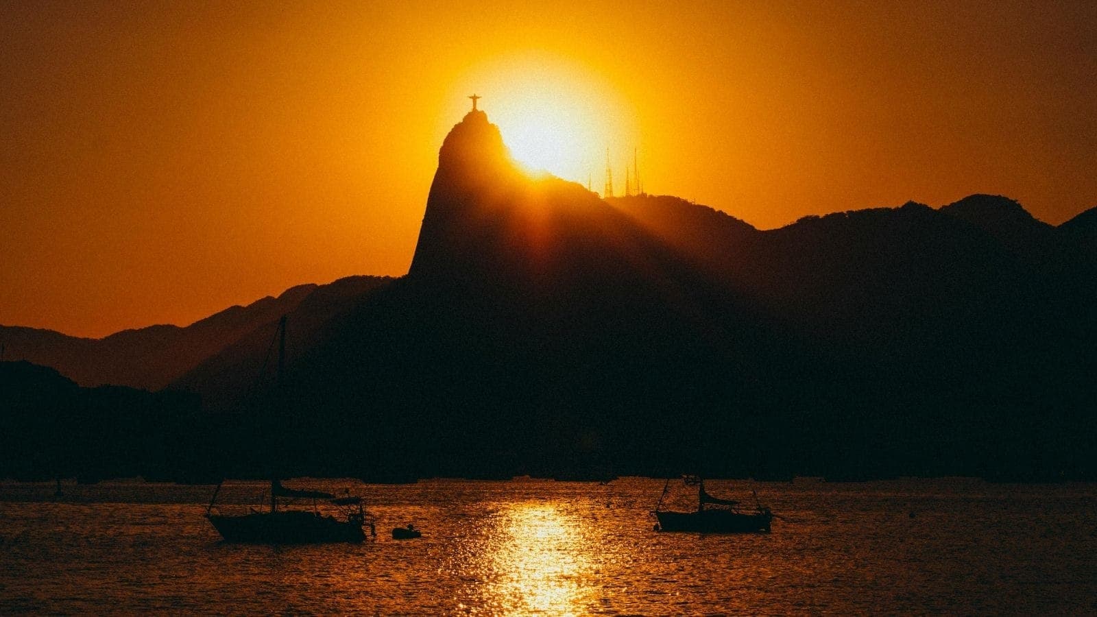 Prefeitura remove escada 'instagramável' por risco de desabamento no RJ