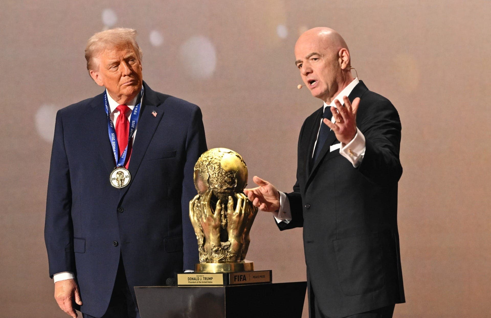 Trump e Infantino no sorteio
