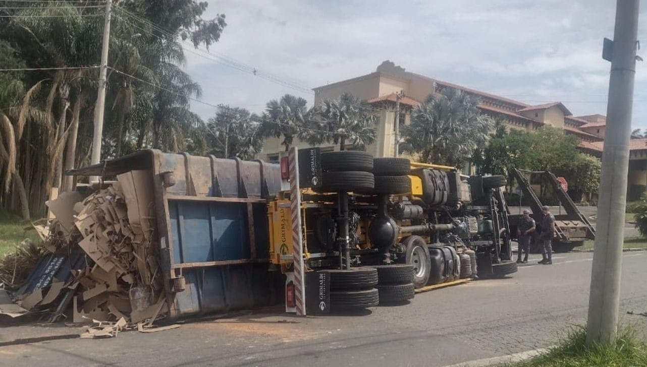 Carreta transportava uma carga de papelão 